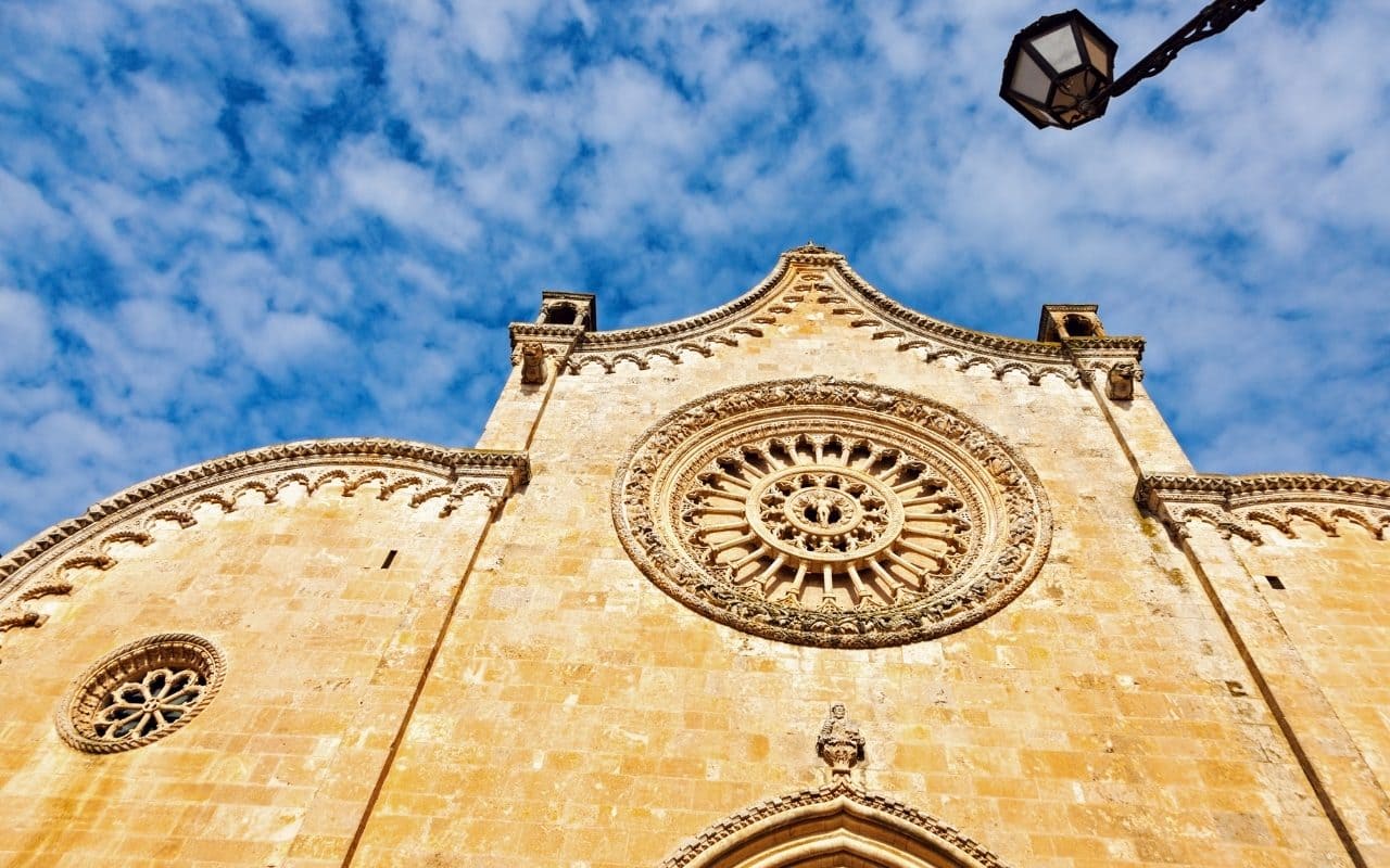 Ostuni: cosa vedere, cosa fare, spiagge, dove mangiare e storia della cattedrale ostuni