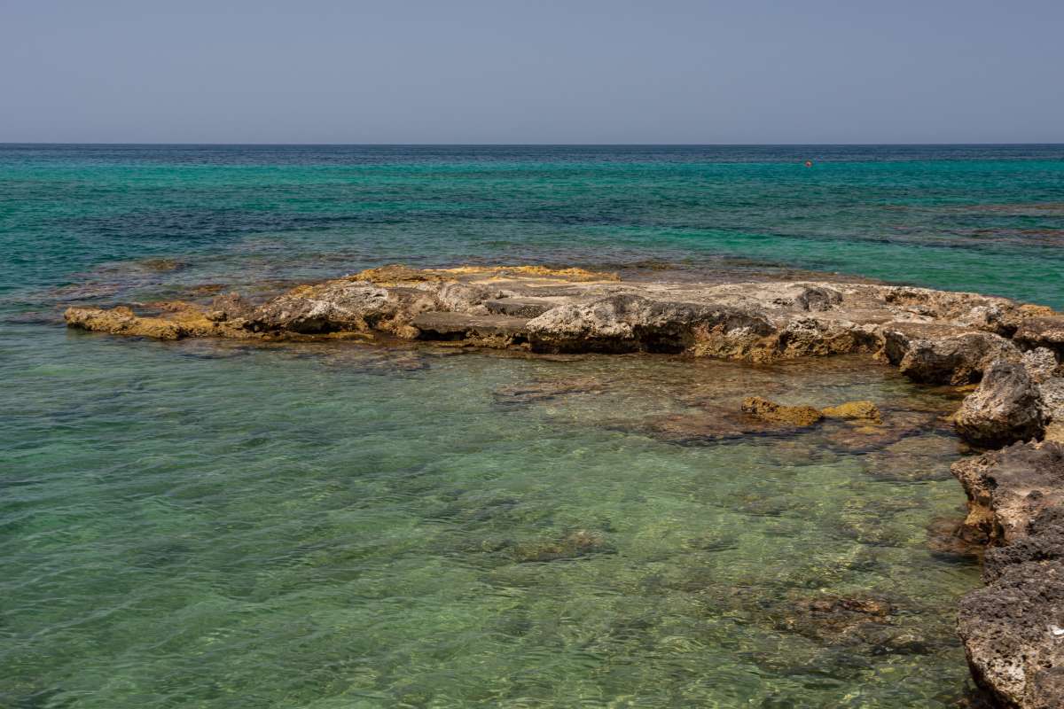 Ostuni: cosa vedere, cosa fare, spiagge, dove mangiare e storia della mare ostuni