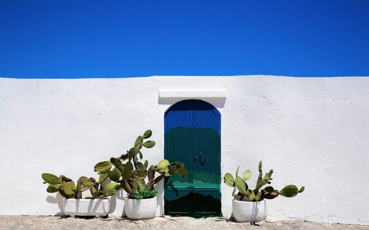Ostuni: cosa vedere, cosa fare, spiagge, dove mangiare e storia della porta blu Ostuni