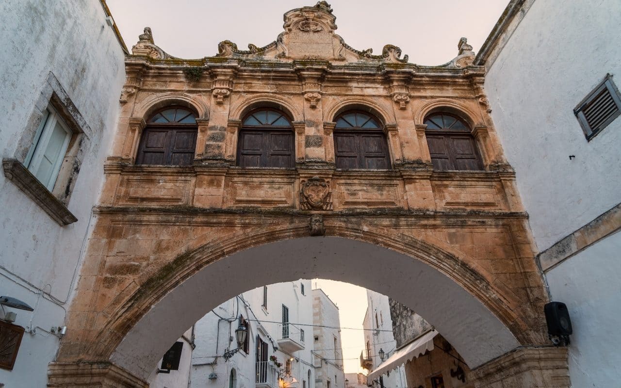 Ostuni: cosa vedere, cosa fare, spiagge, dove mangiare e storia della Arco Scoppa Ostuni