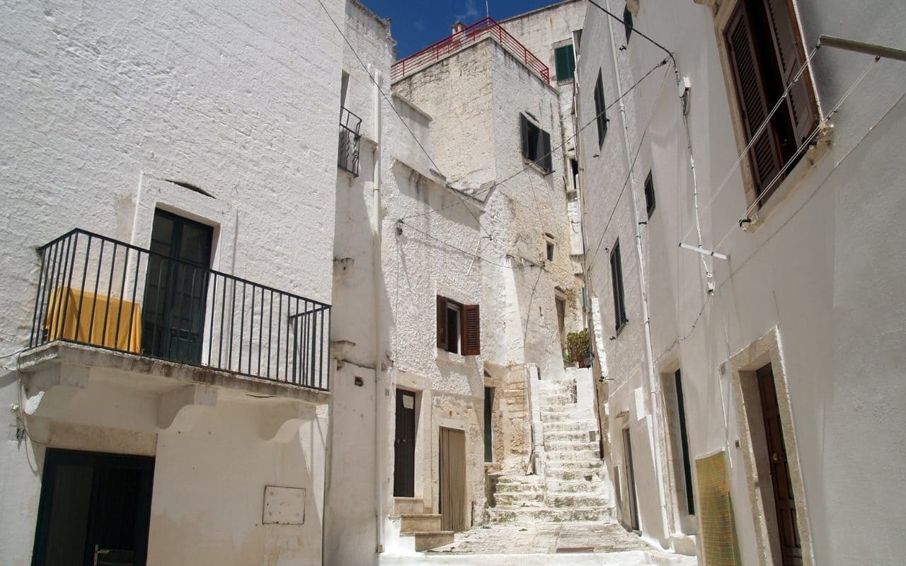 Ostuni: cosa vedere, cosa fare, spiagge, dove mangiare e storia della borgo antico di ostuni
