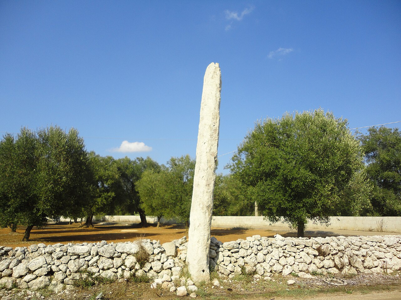 Cursi, il borgo della pietra leccese in Salento: cosa vedere e dintorni 6 menhir Croce di Bagnolo