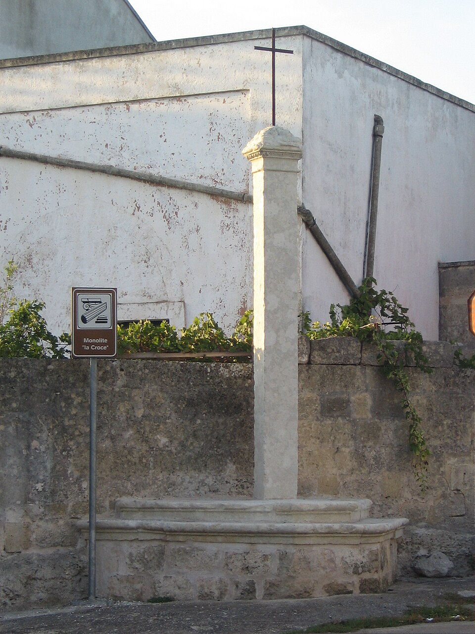 Spongano: cosa vedere nel borgo salentino dei menhir, dei palazzi baronali e dei fuochi d’inverno 3 Monolite_Spongano